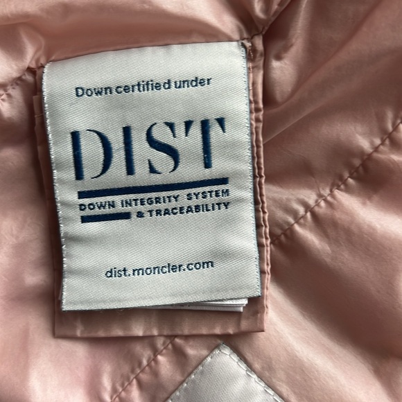 Moncler girls pink jacket size 4 (has discoloration) - Picture 13 of 15